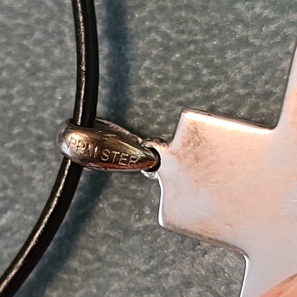 Sterling Slilver NWOT Cross Pendant Necklace With Diamond & Black Leather Chain - Picture 6 of 9